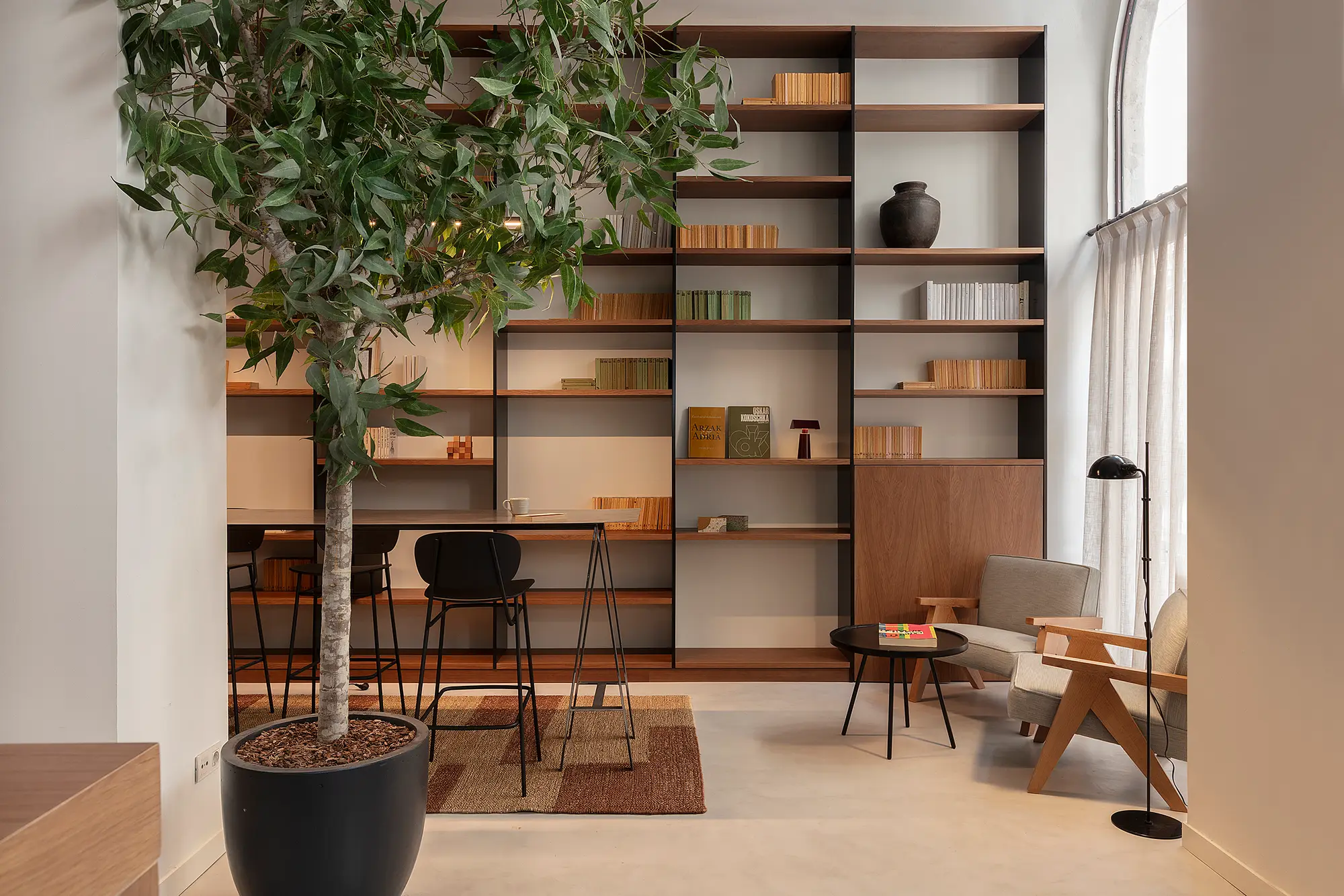 Estudio de arquitectura con biblioteca de madera y planta