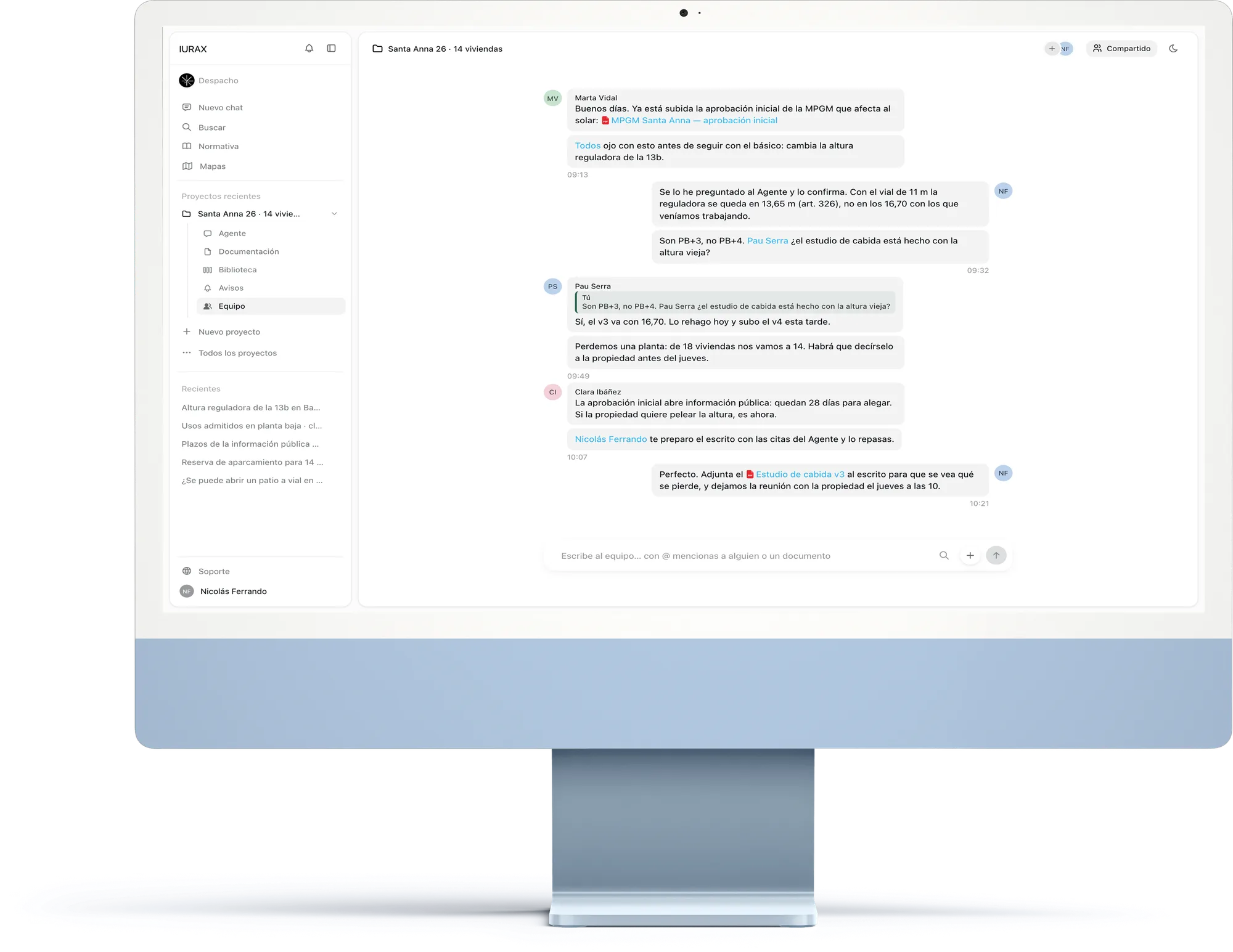 Pantalla de IURAX con el chat del equipo sobre un proyecto compartido